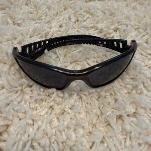 Rave on sunglasses black- princess polly